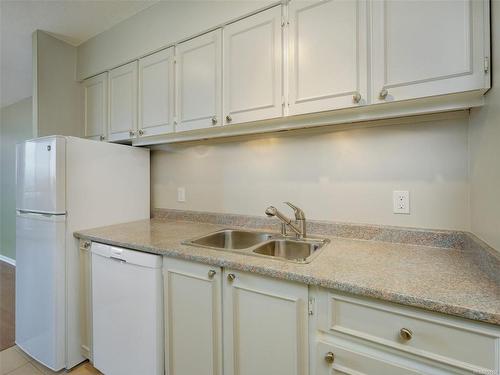 704-620 Toronto St, Victoria, BC - Indoor Photo Showing Kitchen With Double Sink