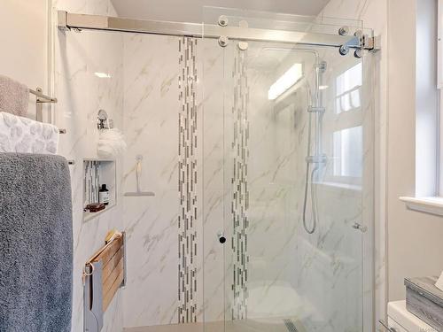 260 Chestnut St, Parksville, BC - Indoor Photo Showing Bathroom