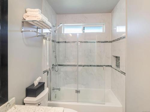 260 Chestnut St, Parksville, BC - Indoor Photo Showing Bathroom