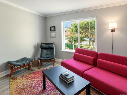 260 Chestnut St, Parksville, BC - Indoor Photo Showing Living Room