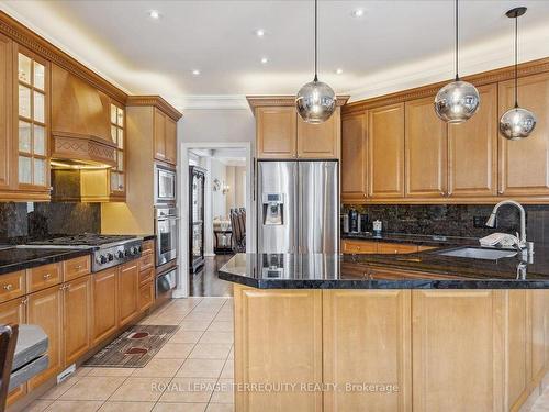 12 Fabrizio Crt, Whitby, ON - Indoor Photo Showing Kitchen With Upgraded Kitchen