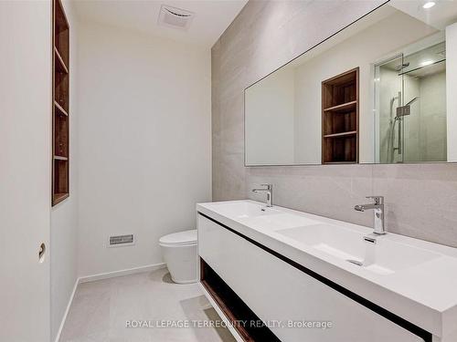 11 Cranberry Lane, King, ON - Indoor Photo Showing Bathroom