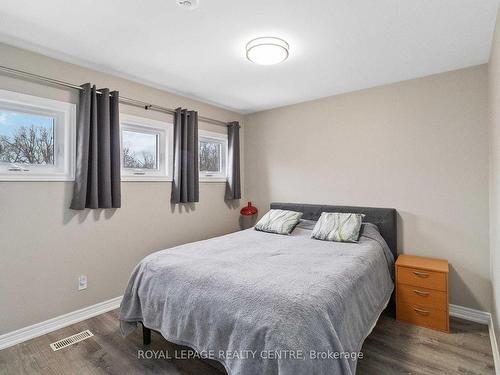 2026 Cavendish Dr, Burlington, ON - Indoor Photo Showing Bedroom