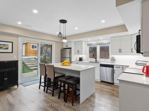 2026 Cavendish Dr, Burlington, ON - Indoor Photo Showing Kitchen With Upgraded Kitchen
