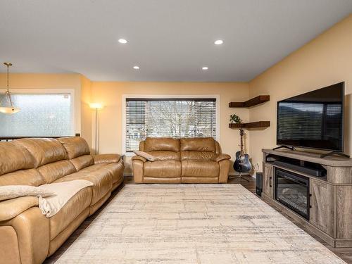 2106 14 Street, Vernon, BC - Indoor Photo Showing Living Room With Fireplace