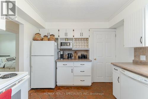 15 Nelles Road N, Grimsby, ON - Indoor Photo Showing Kitchen
