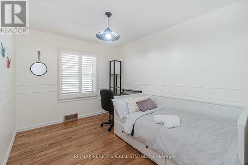 15 Nelles Rd N, Grimsby, ON - Indoor Photo Showing Bedroom