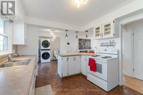 15 Nelles Rd N, Grimsby, ON - Indoor Photo Showing Kitchen With Double Sink