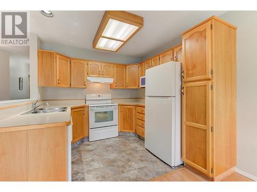 10505 Quinpool Road Unit# 12, Summerland, BC - Indoor Photo Showing Kitchen With Double Sink