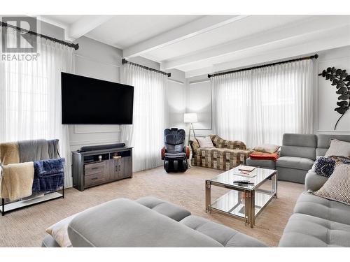 2065 Long Street, Kelowna, BC - Indoor Photo Showing Living Room
