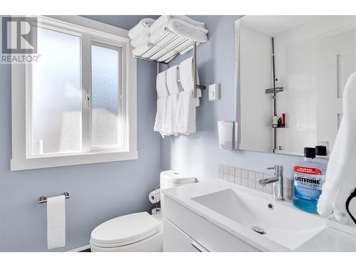 2065 Long Street, Kelowna, BC - Indoor Photo Showing Bathroom