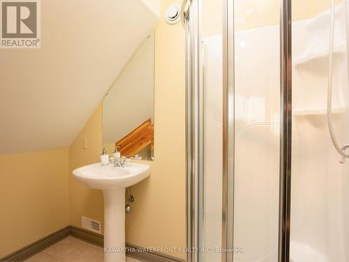 15 Balsam Park Road, Kawartha Lakes, ON - Indoor Photo Showing Bathroom