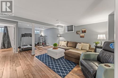 420 Zuest Cres, Milton, ON - Indoor Photo Showing Living Room