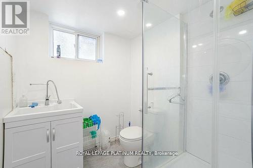430 Ginger Dwns, Mississauga, ON - Indoor Photo Showing Bathroom