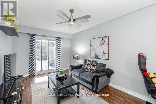 430 Ginger Dwns, Mississauga, ON - Indoor Photo Showing Living Room