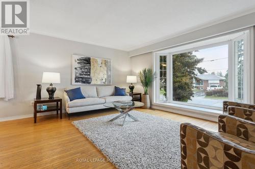 82 Roy Dr, Mississauga, ON - Indoor Photo Showing Living Room