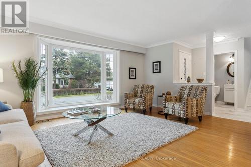 82 Roy Drive, Mississauga, ON - Indoor Photo Showing Living Room