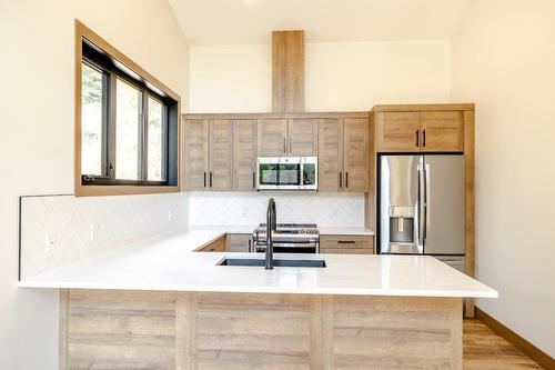 10 - 6674 Wardner-Kikomun Road, Wardner, BC - Indoor Photo Showing Kitchen With Upgraded Kitchen