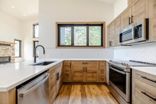 10 - 6674 Wardner-Kikomun Road, Wardner, BC - Indoor Photo Showing Kitchen With Upgraded Kitchen