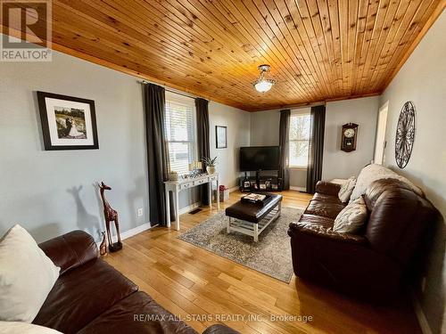 S10620 Simcoe St, Brock, ON - Indoor Photo Showing Living Room