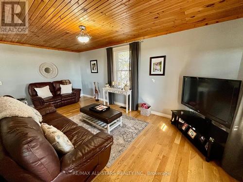 S10620 Simcoe St, Brock, ON - Indoor Photo Showing Living Room