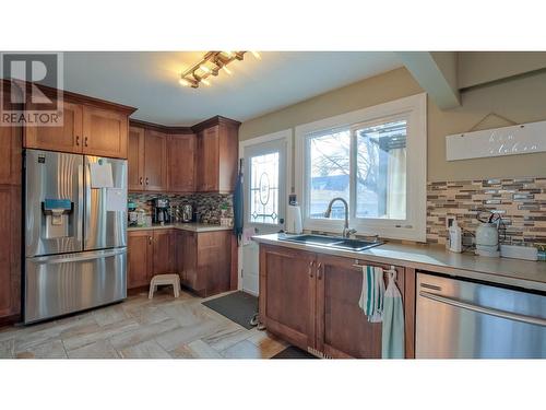 605 Perry Road, Kelowna, BC - Indoor Photo Showing Kitchen