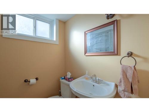 605 Perry Road, Kelowna, BC - Indoor Photo Showing Bathroom