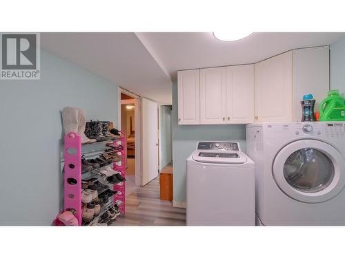 605 Perry Road, Kelowna, BC - Indoor Photo Showing Laundry Room