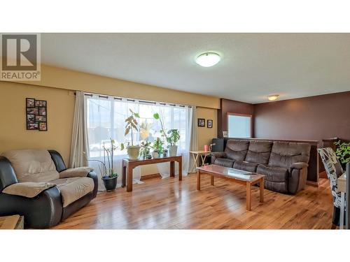 605 Perry Road, Kelowna, BC - Indoor Photo Showing Living Room