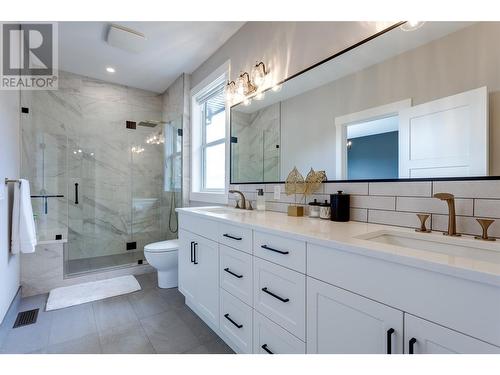 2604 Crown Crest Drive, West Kelowna, BC - Indoor Photo Showing Bathroom