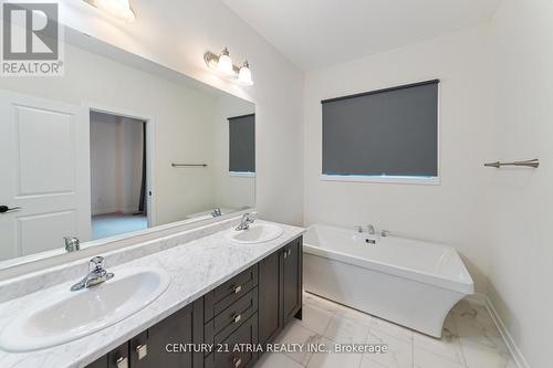 12 Hilts Dr, Richmond Hill, ON - Indoor Photo Showing Bathroom