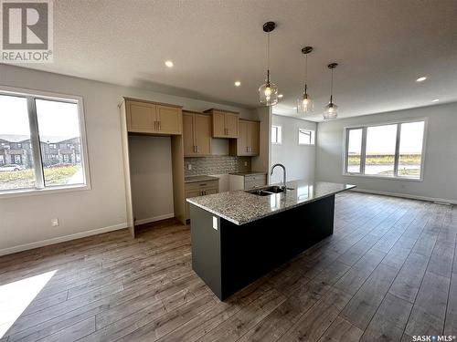 37 5601 Parliament Avenue, Regina, SK - Indoor Photo Showing Kitchen With Double Sink With Upgraded Kitchen