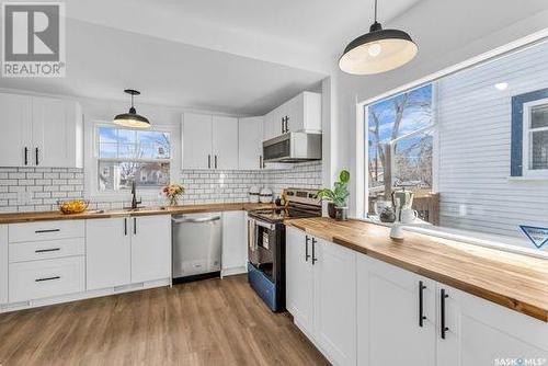 403 28Th Street W, Saskatoon, SK - Indoor Photo Showing Kitchen With Upgraded Kitchen