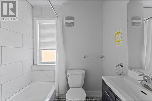 1027-1033 Howard, Windsor, ON - Indoor Photo Showing Bathroom