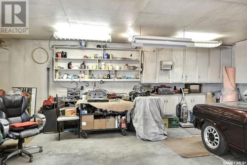 1237 Crescent Boulevard, Saskatoon, SK - Indoor Photo Showing Garage