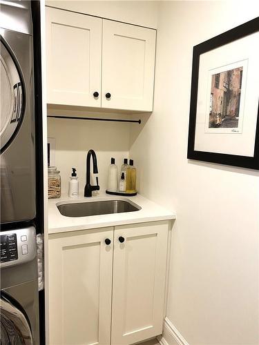 Laundry sink and storage cabinets - 2220 Lakeshore Road|Unit #11, Burlington, ON - Indoor