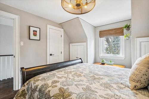 915 Condor Drive, Burlington, ON - Indoor Photo Showing Bedroom