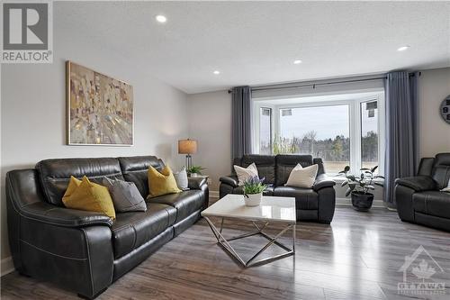 824 Russett Drive, Arnprior, ON - Indoor Photo Showing Living Room