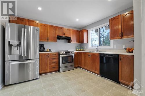 Kitchen appliances are included - 824 Russett Drive, Arnprior, ON - Indoor Photo Showing Kitchen
