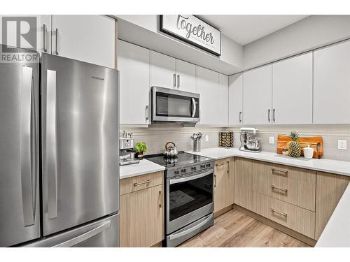 3090 Burtch Road Unit# 116, Kelowna, BC - Indoor Photo Showing Kitchen With Upgraded Kitchen
