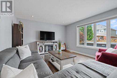 45 Roselawn Cres, Welland, ON - Indoor Photo Showing Living Room