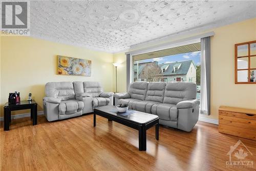 331 Joffre-Belanger Way, Ottawa, ON - Indoor Photo Showing Living Room