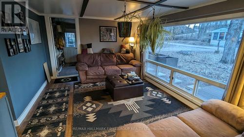 24 Oakley Lane, Tweed, ON - Indoor Photo Showing Living Room