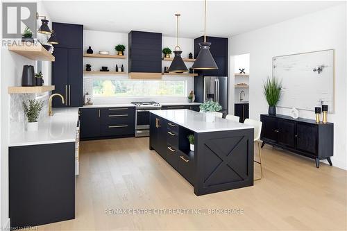 209 Merritt Court, North Middlesex, ON - Indoor Photo Showing Kitchen With Upgraded Kitchen