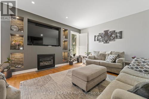17 Las Rd S, West Lincoln, ON - Indoor Photo Showing Living Room With Fireplace