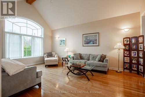 5101 Mount Nemo Cres, Burlington, ON - Indoor Photo Showing Living Room