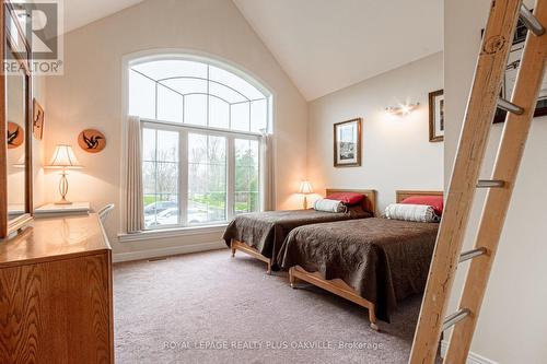 5101 Mount Nemo Cres, Burlington, ON - Indoor Photo Showing Bedroom