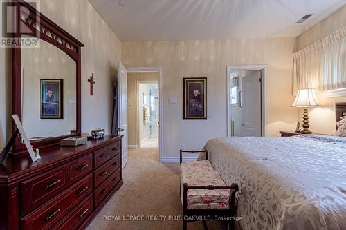 5101 Mount Nemo Cres, Burlington, ON - Indoor Photo Showing Bedroom