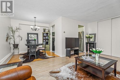 907 - 1100 Caven Street, Mississauga, ON - Indoor Photo Showing Living Room