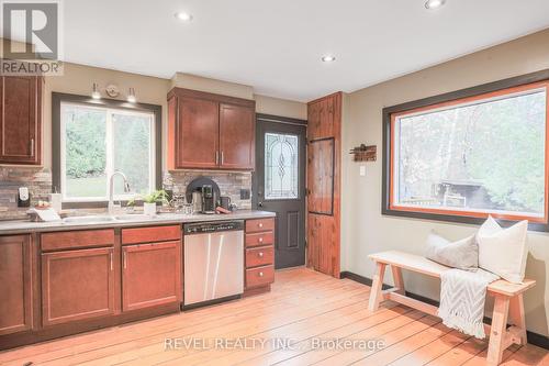 31 Bank Road, Scugog, ON - Indoor Photo Showing Kitchen With Double Sink